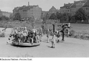 Kinder auf einem Spielplatz