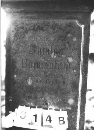 Grabstein 314 (Index: 99609951) Material: Sandstein Zustand: verwittert Maße HxBxT: 217x68x30 cm Beschreibung: Stele, Abdeckplatte, Giebelaufsatz mit Seitenakroteren, Schriftfeld erhaben, getreppter Sockel: Grabstein 314B