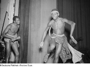 Auftritt eines afrikanischen Ensembles unter der Leitung der Dichters Keita Fodeba in der Kongresshalle