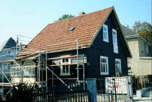 kleines Wohnhaus, eingerüstet