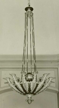 Kronleuchter mit 12 Lichtquellen : Kronleuchter mit 12 Lichtquellen. Antikisierende Form. Bronze, zum Teil vergoldet, brüniert. Verwalter, Kunstgewerbemuseum Dresden