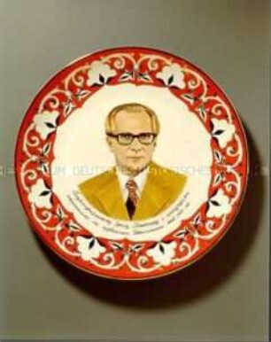 Porzellanteller mit Porträt von Erich Honecker