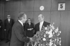 Verleihung des Bundesverdienstkreuzes an Diplomkaufmann und Mäzen Heinrich Heine anlässlich der Überlassung seiner Glassammlung an das Badische Landesmuseum