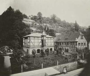 Wohnhaus mit Ateliergebäude "Rote Amsel" des Malers Eduard Leonhardi : Dresden-Loschwitz, Grundstraße 26. Wohnhaus mit Ateliergebäude "Rote Amsel" des Malers Eduard Leonhardi (heute Leonhardi-Museum, ehemals Hentschelmühle). Ansicht mit Ludwig-Richter-Denkmal.