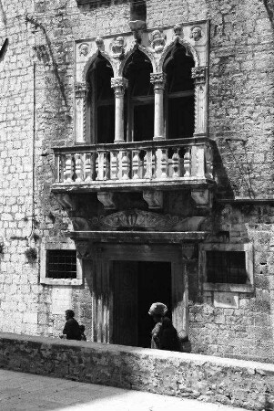 Trogir: venezianische Fenster am Stadtplatz