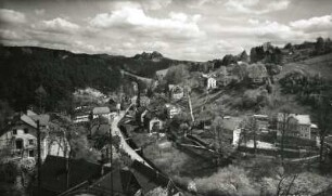 Rathen-Niederrathen. Ortsteilansicht mit Waltersdorfer Straße. Blick nach Osten gegen Gamrig
