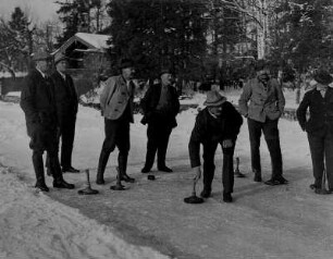 Oberbayern. Männer beim Eisstockschießen auf dem Schliersee in den bayrischen Alpen