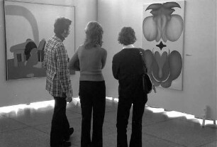Berlin: Nationalgalerie; Abteilung Neue Gemälde; drei Beschauer