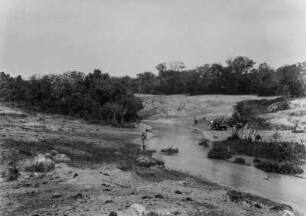 Flusbett : Der Fluss hat im Laufe der Zeit ein Tal in den sandigen Boden gegraben.