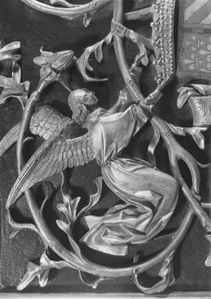Grabmal der Maria von Burgund (+ 1482) — Rechte Längsseite — Wappentragender Engel