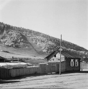 Sibirien. Blockhütte, wohl nahe dem Baikalsee