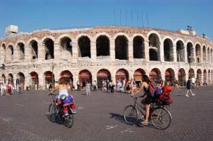 Verona - Opernaufführung in der Arena : Arena von Verona, römisches Amphitheater, Aussenansicht, aufgenommen 2007