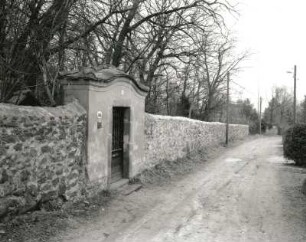 Radebeul, Paradiesstraße 66/68. Sogenannter Grundhof (1750/1850). Einfriedungsmauer und Gartentor