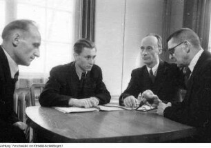 Dresden. Landesregierung Sachsen. Die Minister Holtzhauer (links), Dieckmann (2. von rechts) und Fellisch (rechts) diskutieren eine Vorlage, 1947?