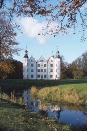 Gartenseite mit Wassergraben