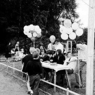 Schützenfest: Veranstalter Ahrensburger Schützengilde: Festplatz am Forsthaus Hagen: Kinder und Jugendliche an Tisch mit Luftballons, 19. Juni 1966