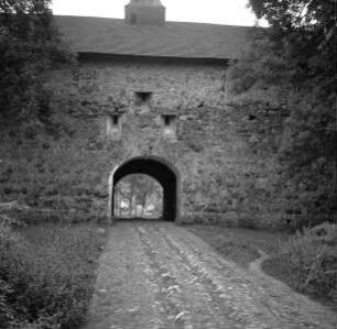 Schloß Oberpahlen & Ruine der Ordensburg — Haupttor der Burg