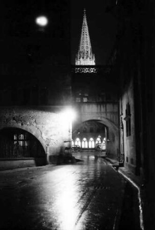 Freiburg: Münsterturm angestrahlt, mit Turmstraße und Laterne