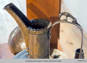 Persischer Krug mit Tierreliefs (hinter Glas)