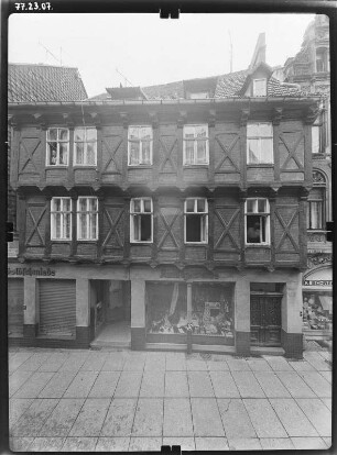 Quedlinburg, Steinbrücke 22. Wohnhaus mit Läden (1677). Straßenfront