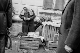 Weliki Nowgorod, Russland, 03.1992. Die Ärmsten verkaufen Kleinigkeiten an einem improvisierten Stand am Prospekt Mira