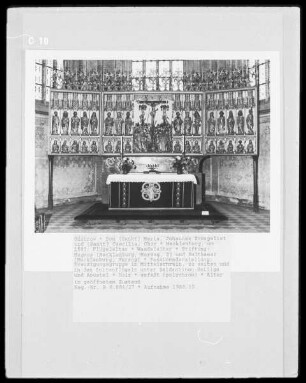 Flügelaltar — Altarschrein mit Kreuzigungsgruppe, zu seiten und in den Seitenflügeln unter Baldachinen Heilige und Apostel