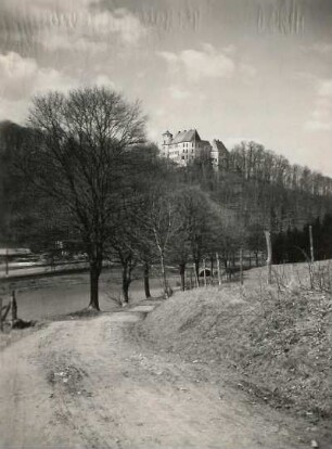 Altenberg-Bärenstein, Müglitztal : Altenberg-Bärenstein (Erzgebirge) südlich Glashütte. Schloß Bärenstein. Ansicht von Südosten aus dem Müglitztal