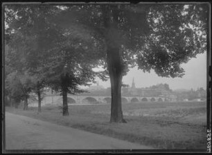 Aschaffenburg, Stadtansicht : Aschaffenburg. Stadtteilansicht mit Straßenbrücke über den Main