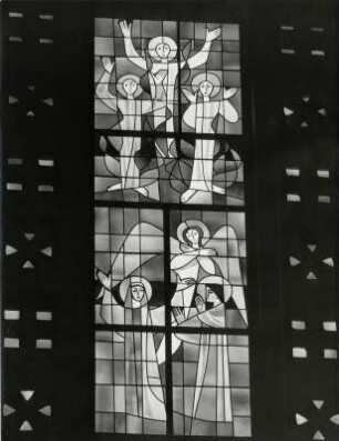 Moderne Darstellung von Engeln in einem Glasfenster einer katholischen Kirche in Altach