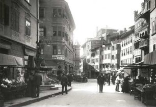 Bozen, Silbergasse : Bozen. Silbergasse mit Obstmarkt. Blick zum Neptunbrunnen