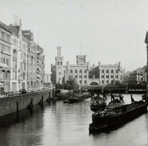 Berlin-Mitte, Friedrichsgracht : Berlin-Mitte. Friedrichsgracht. Blick über die Schleuse zum Mühlendammgebäude