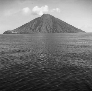 Überfahrt nach Stromboli. Blick auf die Insel vom Schiff aus