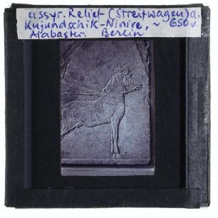 Assyrisches Relief, Streitwagen mit Kriegern aus Ninive