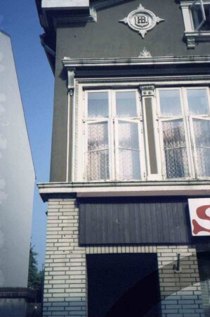 Hagenstraße 15: Eckhaus: Detailaufnahme: Sprossenfenster, Pilaster, Gesims