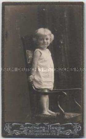Atelierfoto eines kleinen Jungen