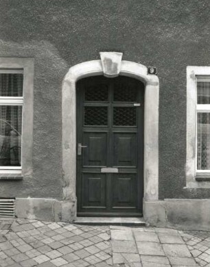 Roßwein, Mittelstraße 9. Wohnhaus (um 1800). Portal