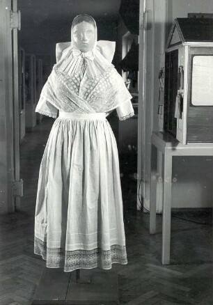 Festtagstracht aus Weißenberg : Kleidung - Truhentracht. Ort: Wóspork / Weißenberg. Die Festtagstracht der Mädchen. Objekt aus den Staatliche Kunstsammlungen Dresden, Sächsisches Museum für Volkskunst.