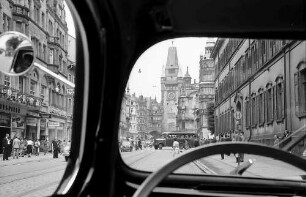 Freiburg i. Br.: Martinstor, Durchblick aus Autoscheibe