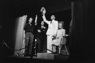 Szenenbilder aus dem Stück"Wir sind noch einmal davongekommen" von Thornton Wilder am Hebbel-Theater in Berlin