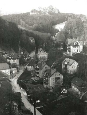 Rathen-Niederrathen. Ortsteilansicht mit Waltersdorfer Straße. Blick nach Osten zum Gamrig