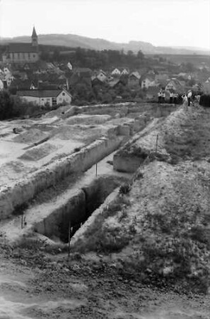 Kiechlinsbergen: Ausgrabung einer Fliehburg aus dem 12. Jahrhundert mit Rebumlegung im Hintergrund