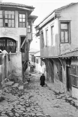 Plovdiv: enge Gasse im Türkenviertel mit einer alten Frau