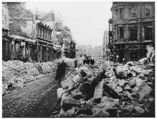 Szene aus dem Amateurfilm "Dresden nach dem 13. Februar": Straße in Trümmern