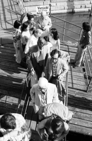 26. Tagung 1976 Physiker; Aufbruch zur Mainau: Gruppen auf Steg; mittig: Ivar Giaever, Brian D. Josephson