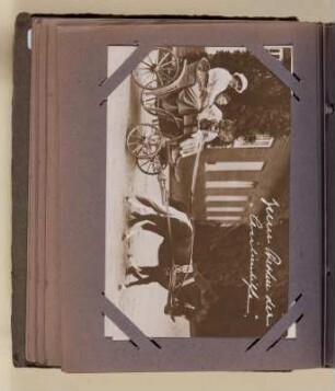 Albumseite 32 mit Postkarte (Zum Besten der "Cecilienhilfe") : Sammelalbum mit Postkarten-Porträts von Mitgliedern des Hauses Hohenzollern. Kartoneinband, bedruckt und beklebt mit Kordelbindung; 17 x 15 x 3 cm (um 1915). Dresden: SLUB/DF 2001.B.2