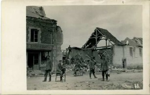 Deutsche Soldaten in zerstörter Ortschaft