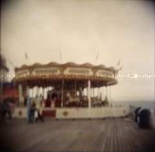 Verschwommenes Foto von einem Karussell auf dem Pier in Brighton (Prämiertes Foto Sonderthema: Wunderland) (Altersgruppe S)