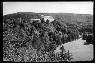 Schwarzburg. Blick zum Schloss, Helenensitz
