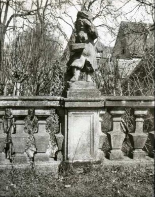 Skulptur; Steinskulptur auf Balustrade (Hofjude Lämmle)