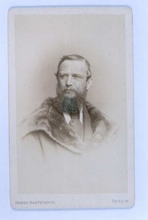 Bildnis Eduard Cichorius (1819-1907; Kunstsammler). Albuminpapier auf Karton; 10,2 x 6,4 cm. Aufnahme: Hanfstaengl, Hanns. Berlin, um 1875. Dresden: SLUB Mscr.Dresd.n,Inv.78,I,129(2)